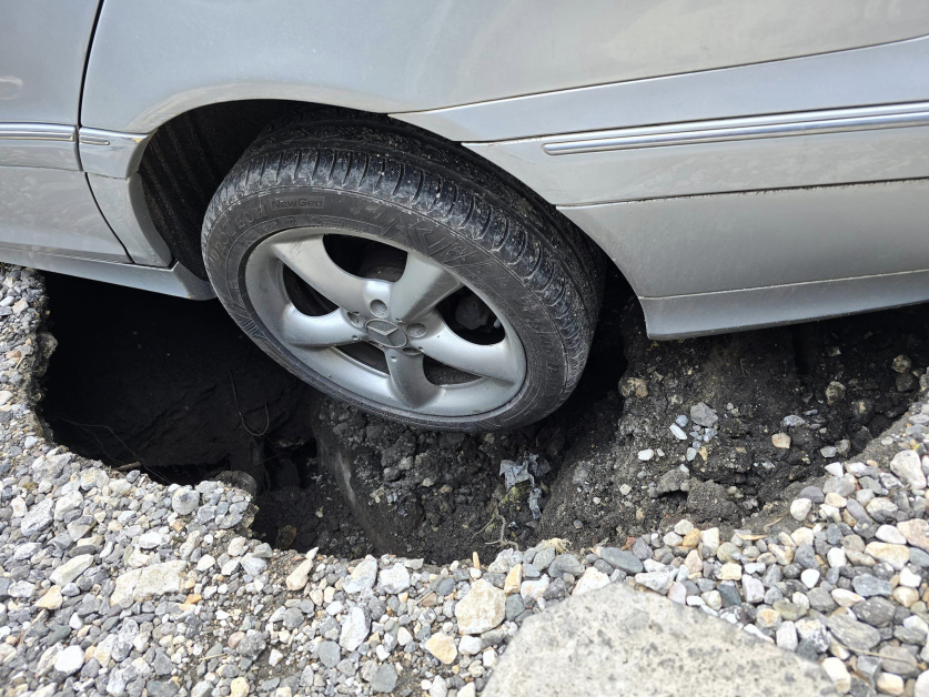 Земята в Пловдив започна да гълта автомобили, гъзар с Мерцедес пропищя СНИМКИ