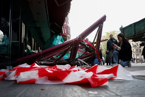 Паника: Символ на Париж се разпадна мистериозно ВИДЕО