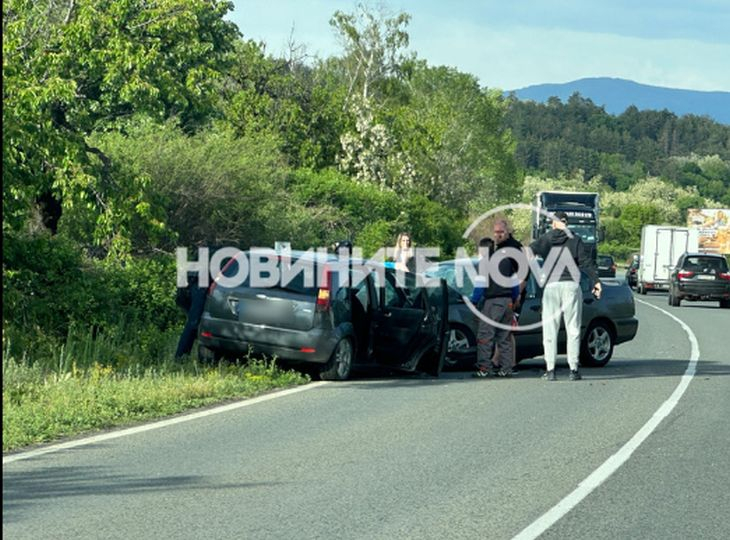 Страшни СНИМКИ: Писъци и куп ранени при челно меле в Старозагорско