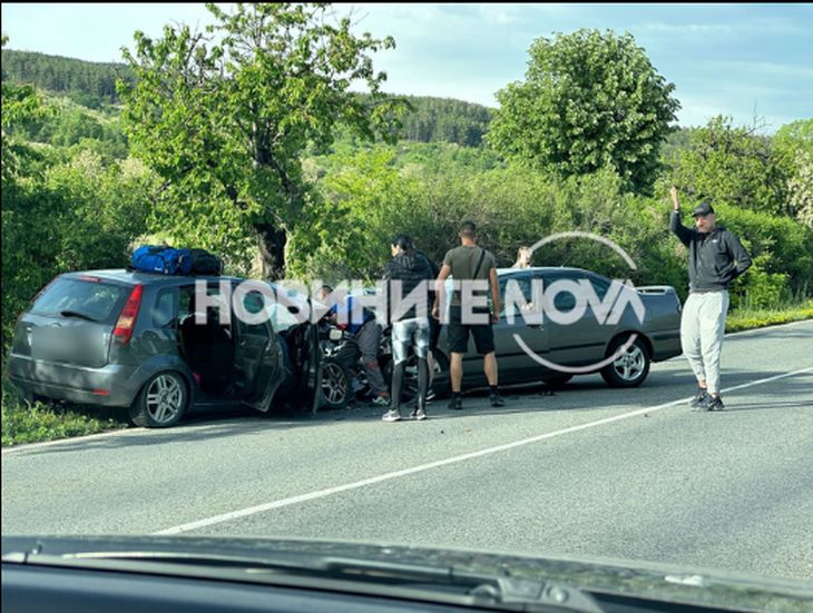 Страшни СНИМКИ: Писъци и куп ранени при челно меле в Старозагорско