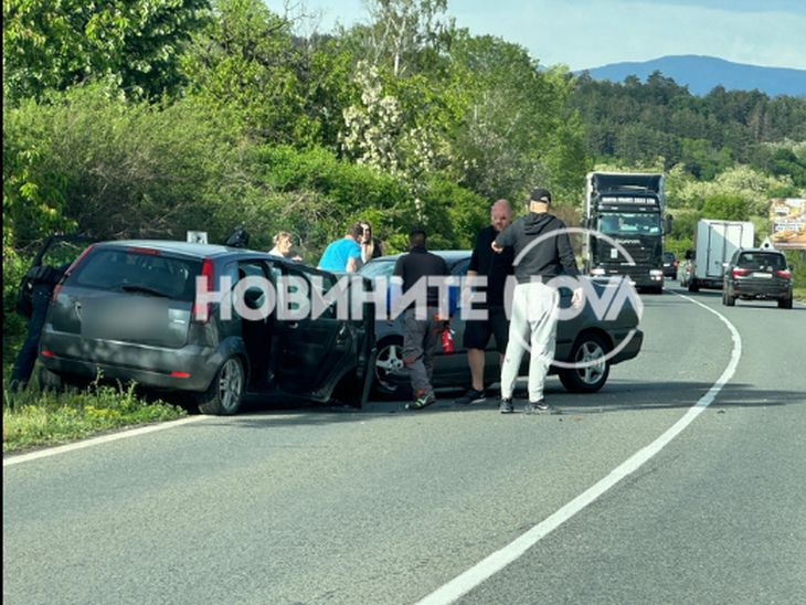 Страшни СНИМКИ: Писъци и куп ранени при челно меле в Старозагорско
