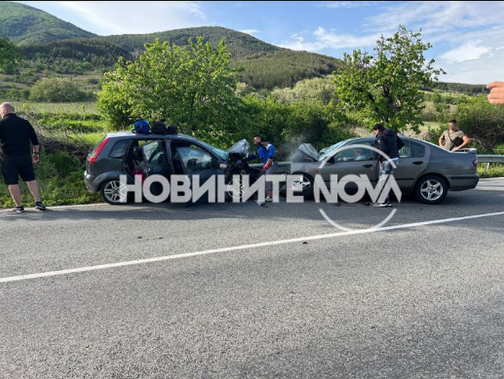 Страшни СНИМКИ: Писъци и куп ранени при челно меле в Старозагорско