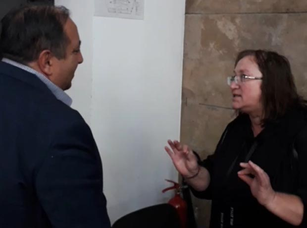 Жена влетя с пълна чанта с храна в заседателната зала на ОбС Дупница, разплака се и...