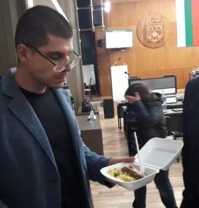 Жена влетя с пълна чанта с храна в заседателната зала на ОбС Дупница, разплака се и...
