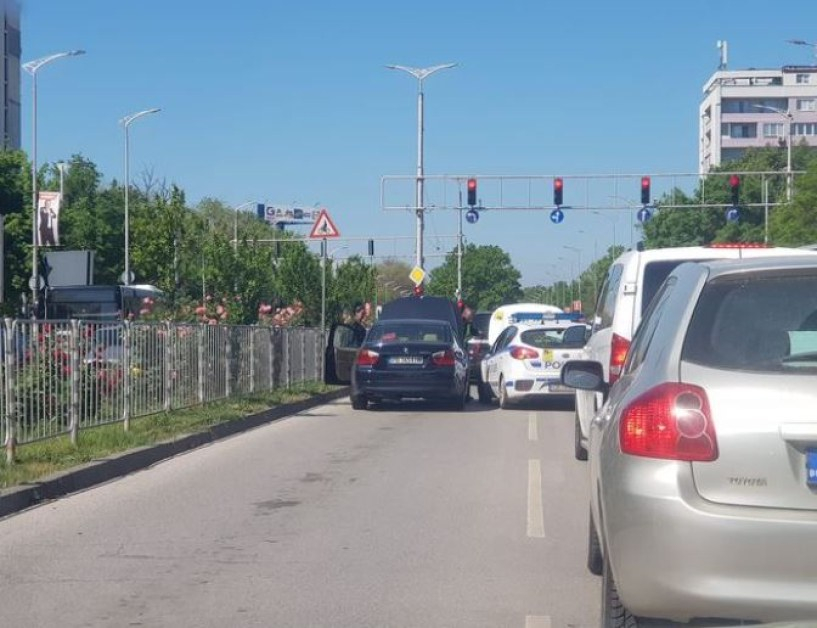 Цял Пловдив говори за тези полицаи, които насред оживено кръстовище... СНИМКА