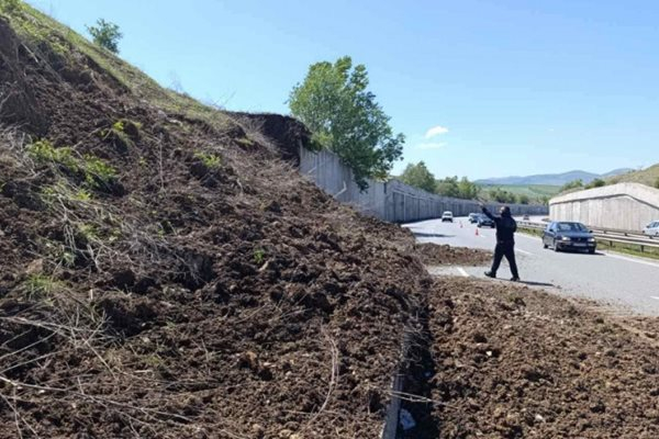 Внимание: Подпорна стена затапи АМ "Струма"  