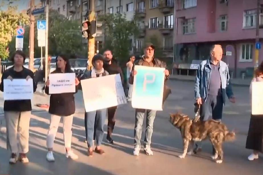 Жива верига блокира Патриарха в София в протест срещу решение на ПП-ДБ-СС