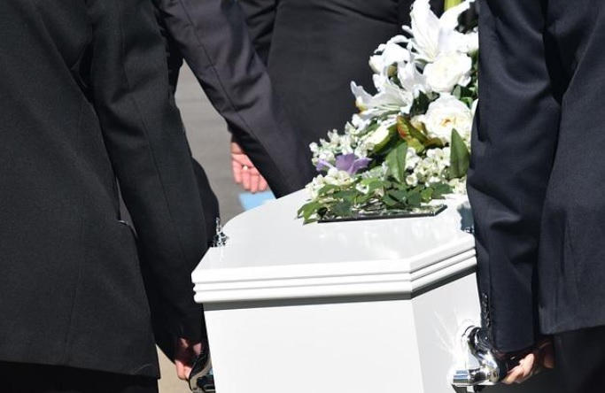 Мъж погреба жена си, скърбя за нея две години и след това я видя по телевизията