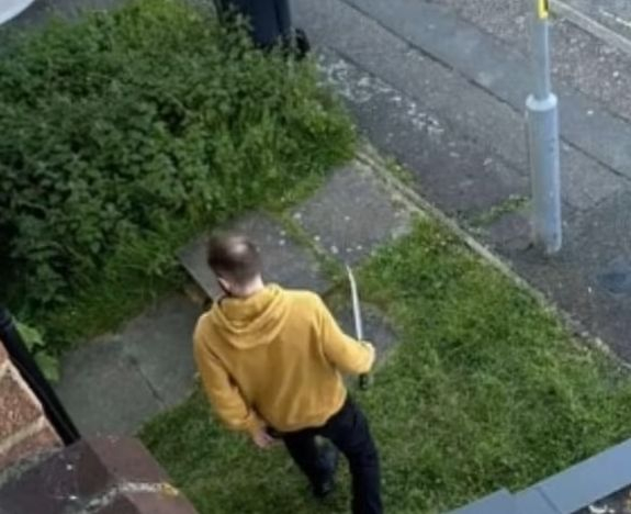 Писъци и кръв в Лондон, мъж с мачете напада наред ВИДЕО 