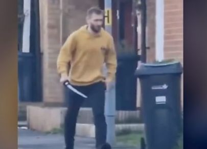 Писъци и кръв в Лондон, мъж с мачете напада наред ВИДЕО 
