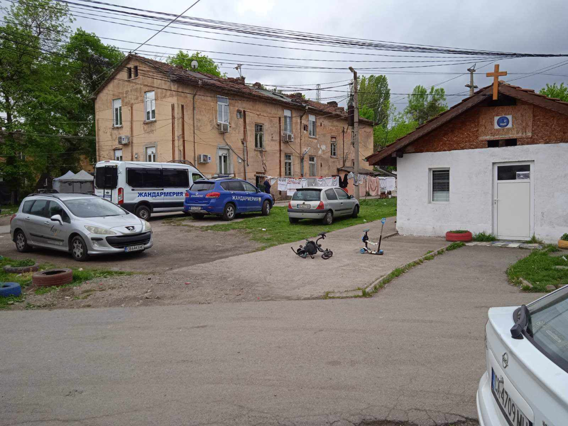 Какво се случва? Почерня от полиция в Перник, има задържани СНИМКИ