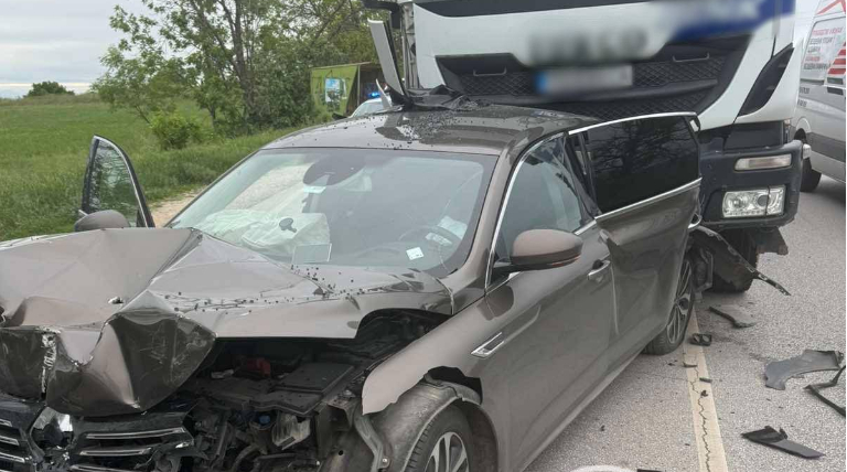 Ад на пътя край Кричим: Камиони помляха колата на кмета, а той... СНИМКИ