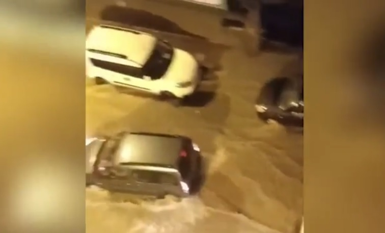Мощна буря се стовари върху Анкара, улиците са под вода ВИДЕО