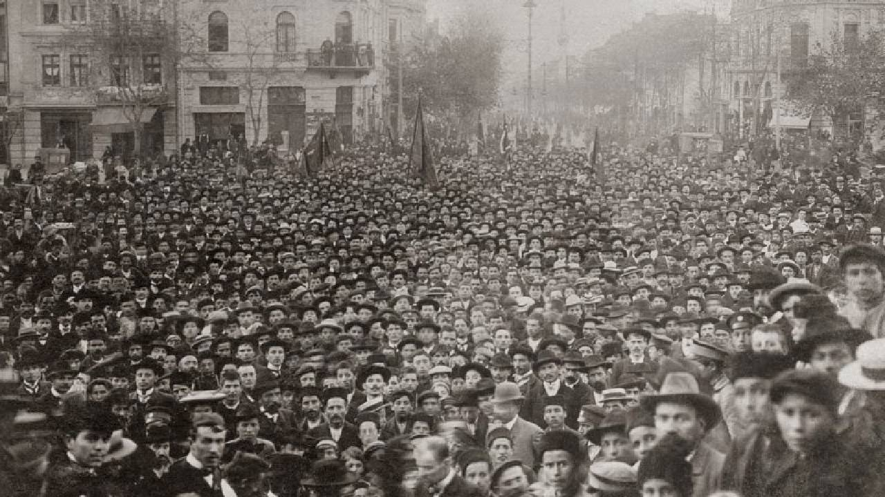 Урок по история: Как и защо се появява Денят на труда в България 