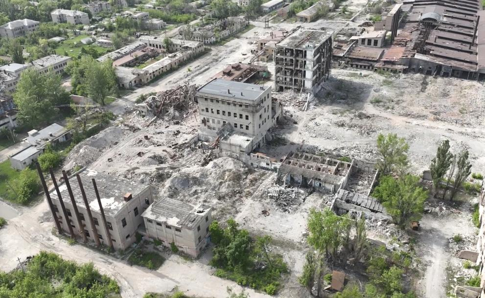 Грозното лице на Русия: ВИДЕО от дрон показва овъгления и порутен украински Часов Яр