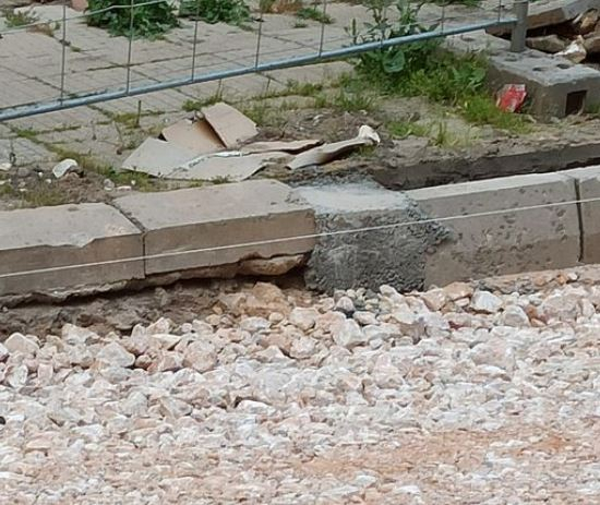 Бай Ганьо блесна с инженерна мисъл, превърна тротоар в посмешище СНИМКА