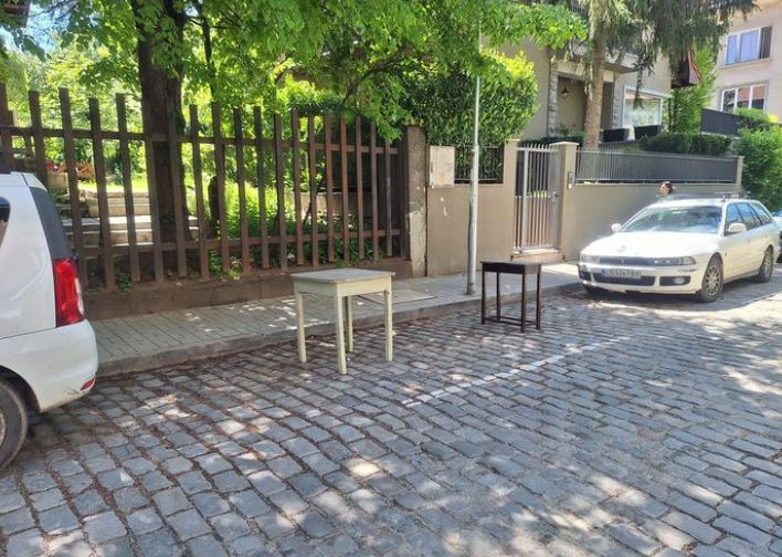 Столичен куриоз на паветата в "Лозенец" взриви мрежата СНИМКА