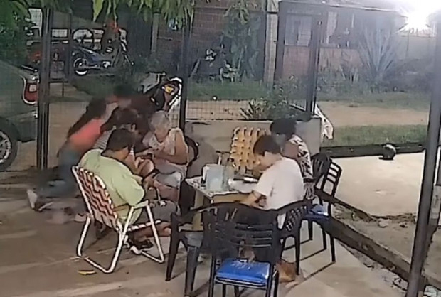 Страховито ВИДЕО: Мълнии падат на метри от цяло семейство, а то... 