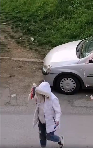 Пълен шок! Мъж улови на видео как софиянка запечата колата му с пяна, а минути по-късно го заплаши с убийство СНИМКИ