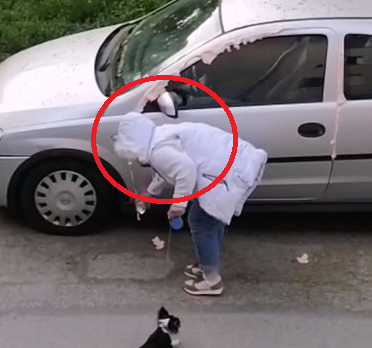 Пълен шок! Мъж улови на видео как софиянка запечата колата му с пяна, а минути по-късно го заплаши с убийство СНИМКИ