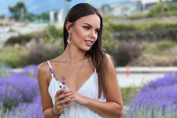 Виктория Капитонова се пусна по зърна и запали голям пожар СНИМКА 18+