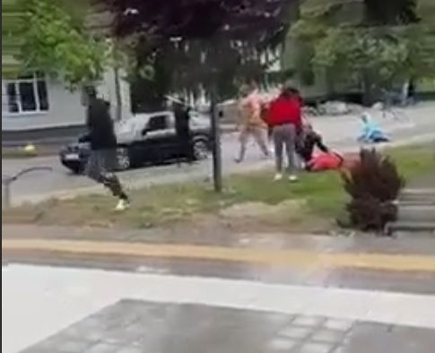  Брутално ВИДЕО в БЛИЦ! Две враждуващи фамилии се клаха в Скравена