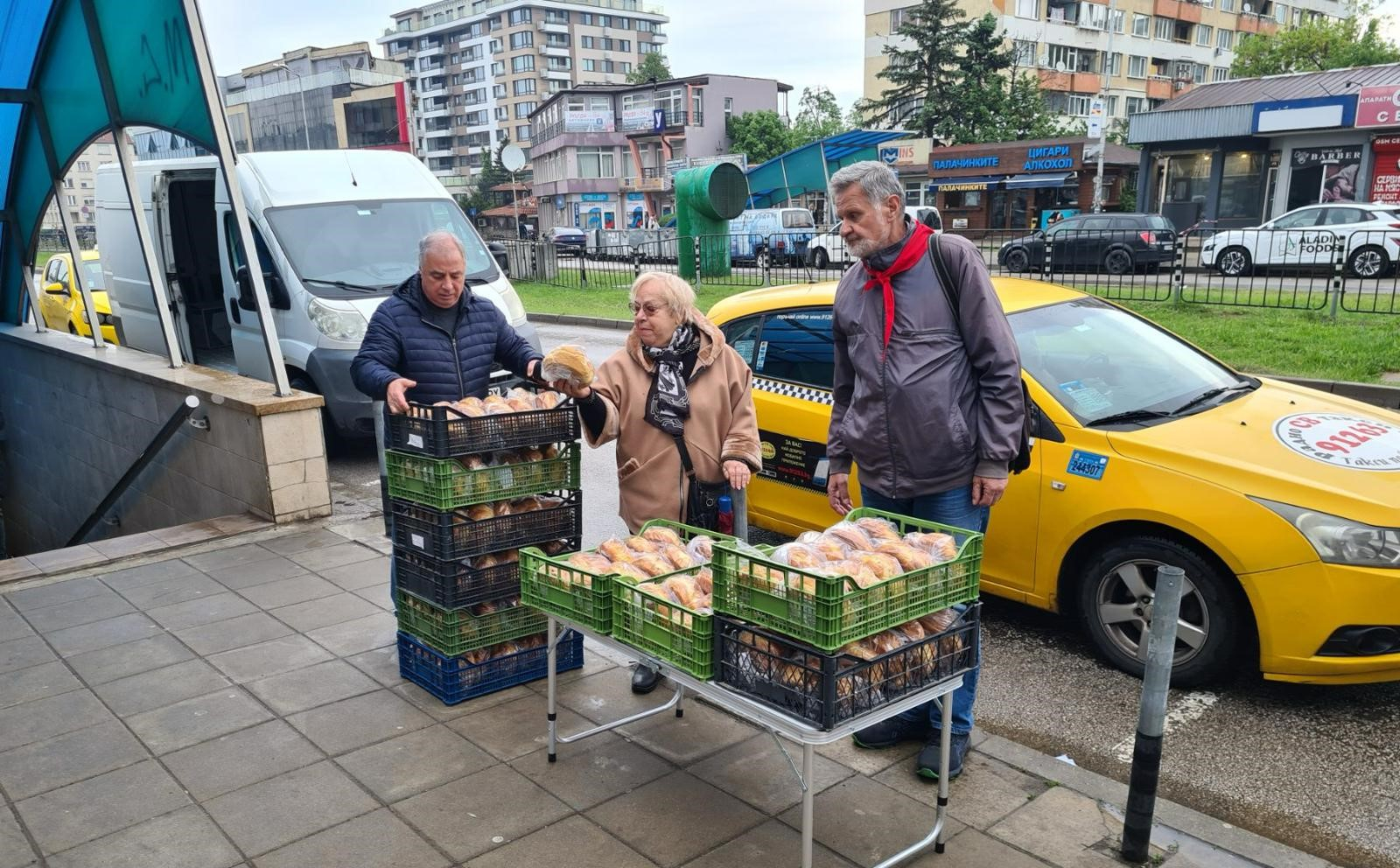 Софийските социалисти зарадваха хората с козунаци и продукти от първа необходимост