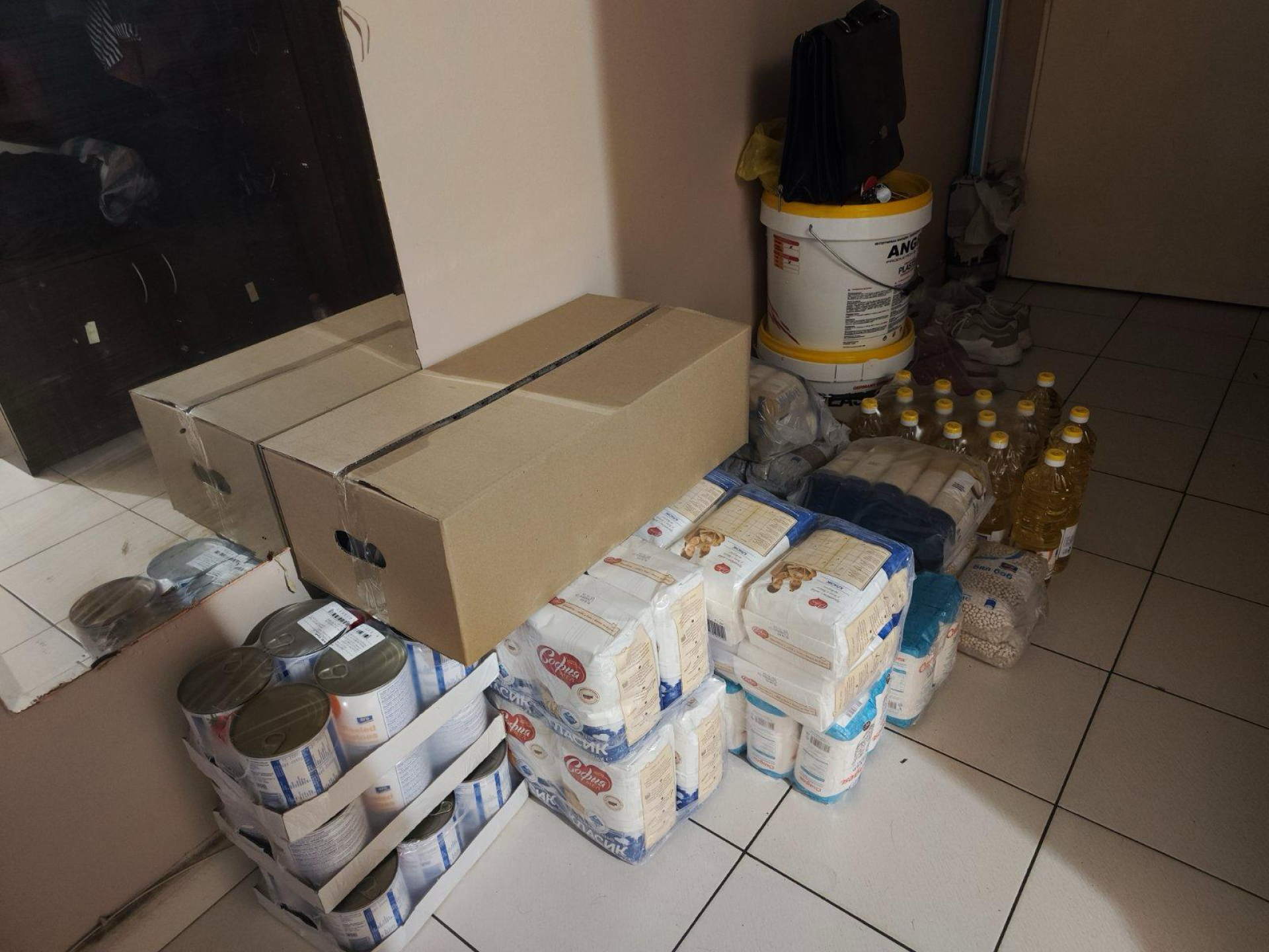 Софийските социалисти зарадваха хората с козунаци и продукти от първа необходимост