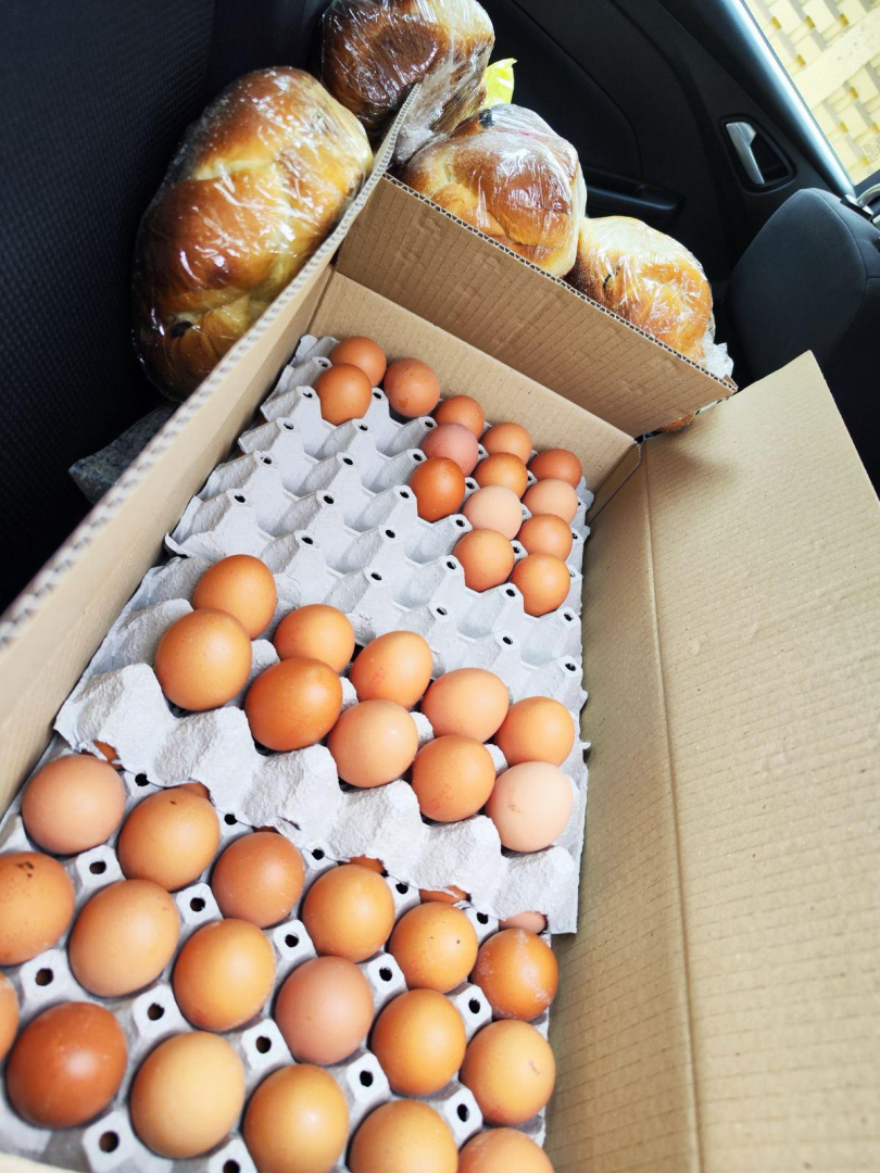 Софийските социалисти зарадваха хората с козунаци и продукти от първа необходимост