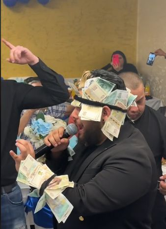 Яко пачки по стотачки и петдесетачки! Отрупаха с пари роден певец ВИДЕО