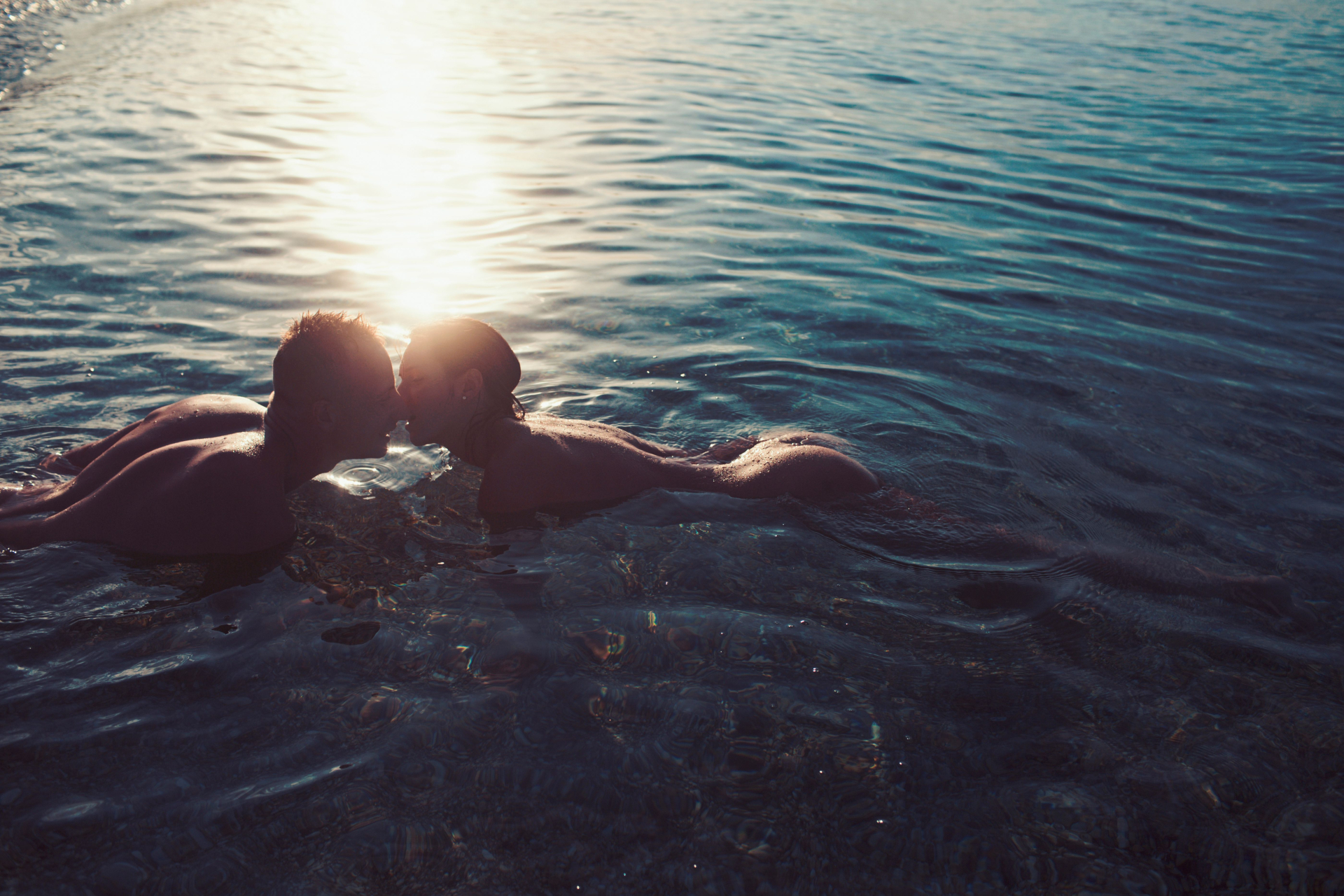 Сеир! Турист опъва брюнетка в морето, тя маха на зяпачите ВИДЕО 18+