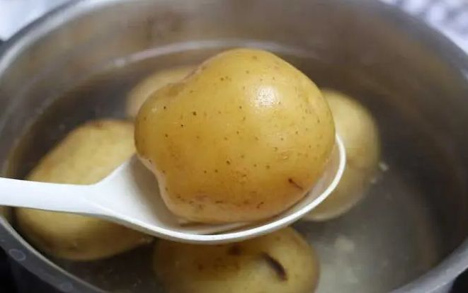 Кулинарна тайна: Ето как да сварите картофите за 2 минути