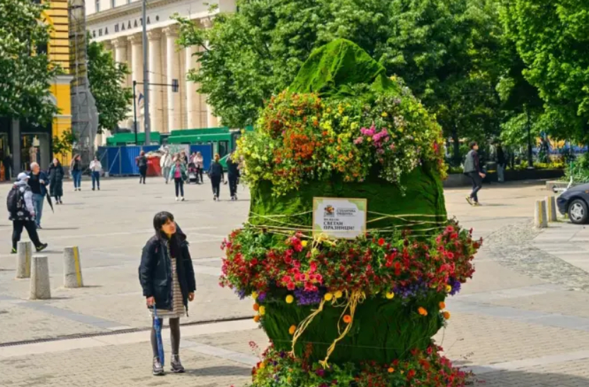 София пак стана за смях: Що е то? Хвърлен балатум, къщичка на хобит или „Чичко Тревичко“, а бай Тошо ръкопляска