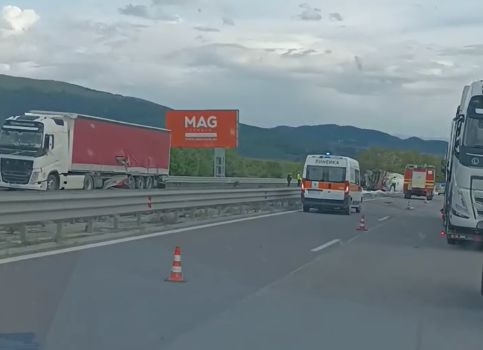 Страшно меле на АМ "Тракия"! Зрелищни СНИМКИ и ВИДЕО