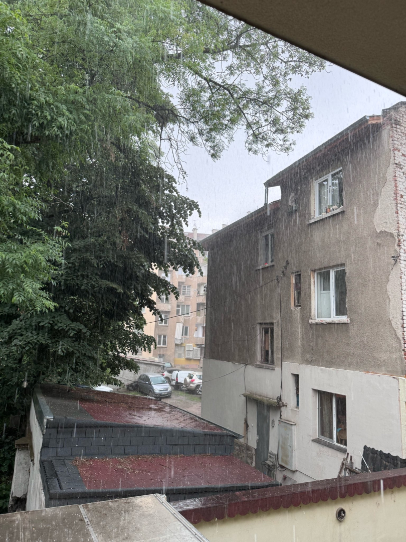 Свирепа буря удари София, деца бягат панически! Зрелищни СНИМКИ и ВИДЕО