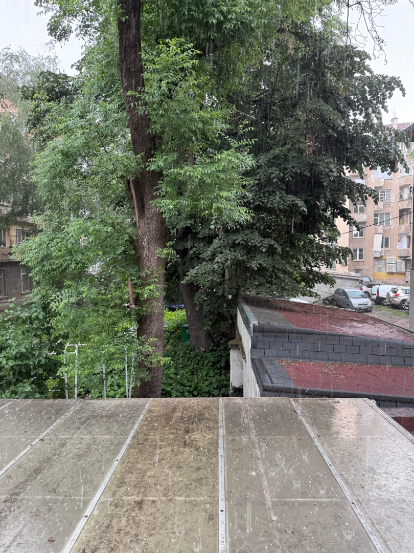 Свирепа буря удари София, деца бягат панически! Зрелищни СНИМКИ и ВИДЕО