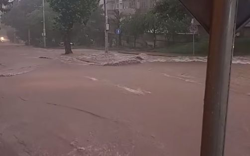 Библейско бедствие удари Плевен: Градът е под вода! Апокалиптични КАДРИ