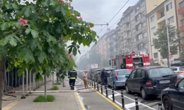 Огнен ад в ранни зори в центъра на София ВИДЕО