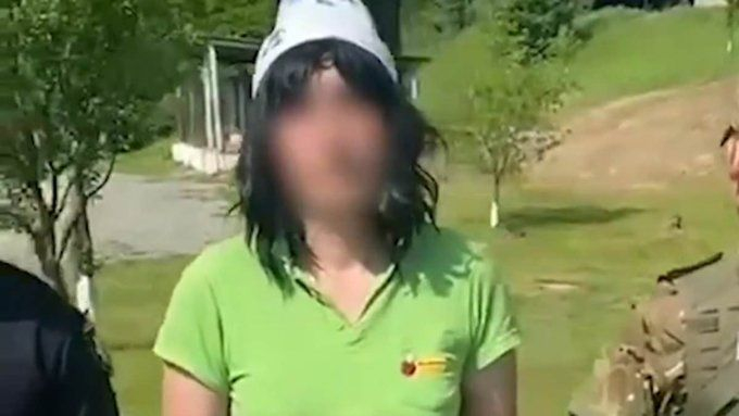 Daily mail показа скандално ВИДЕО: Украинец с фалшив бюст и перука бяга от мобилизацията
