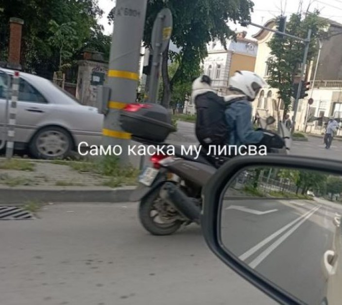 Специален моторист шашардиса всички във Варна, че няма каска е най-малкият проблем 