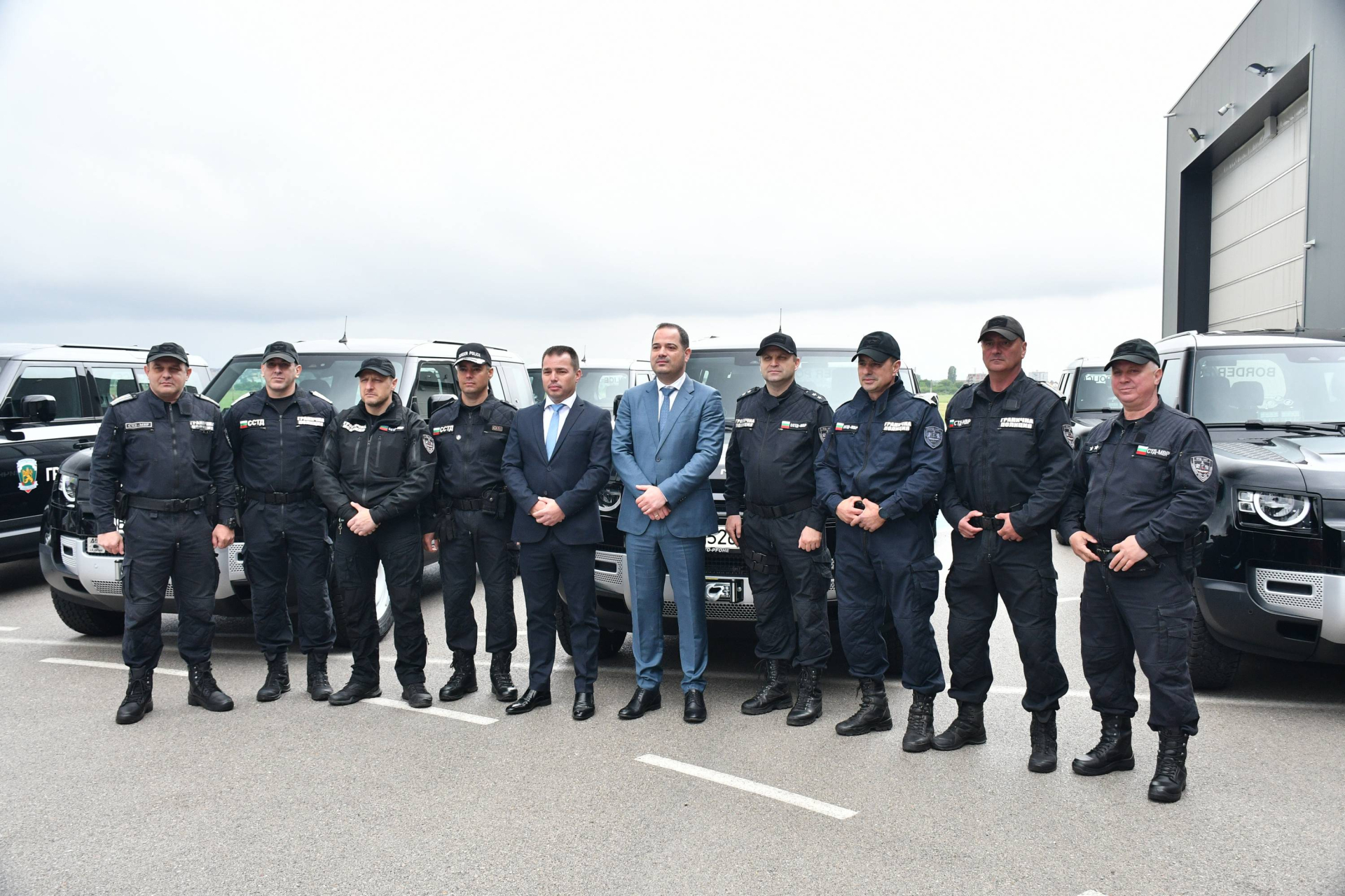 Мото-Пфое доставя 160 автомобила Defender за опазване на българските и европейски граници СНИМКИ