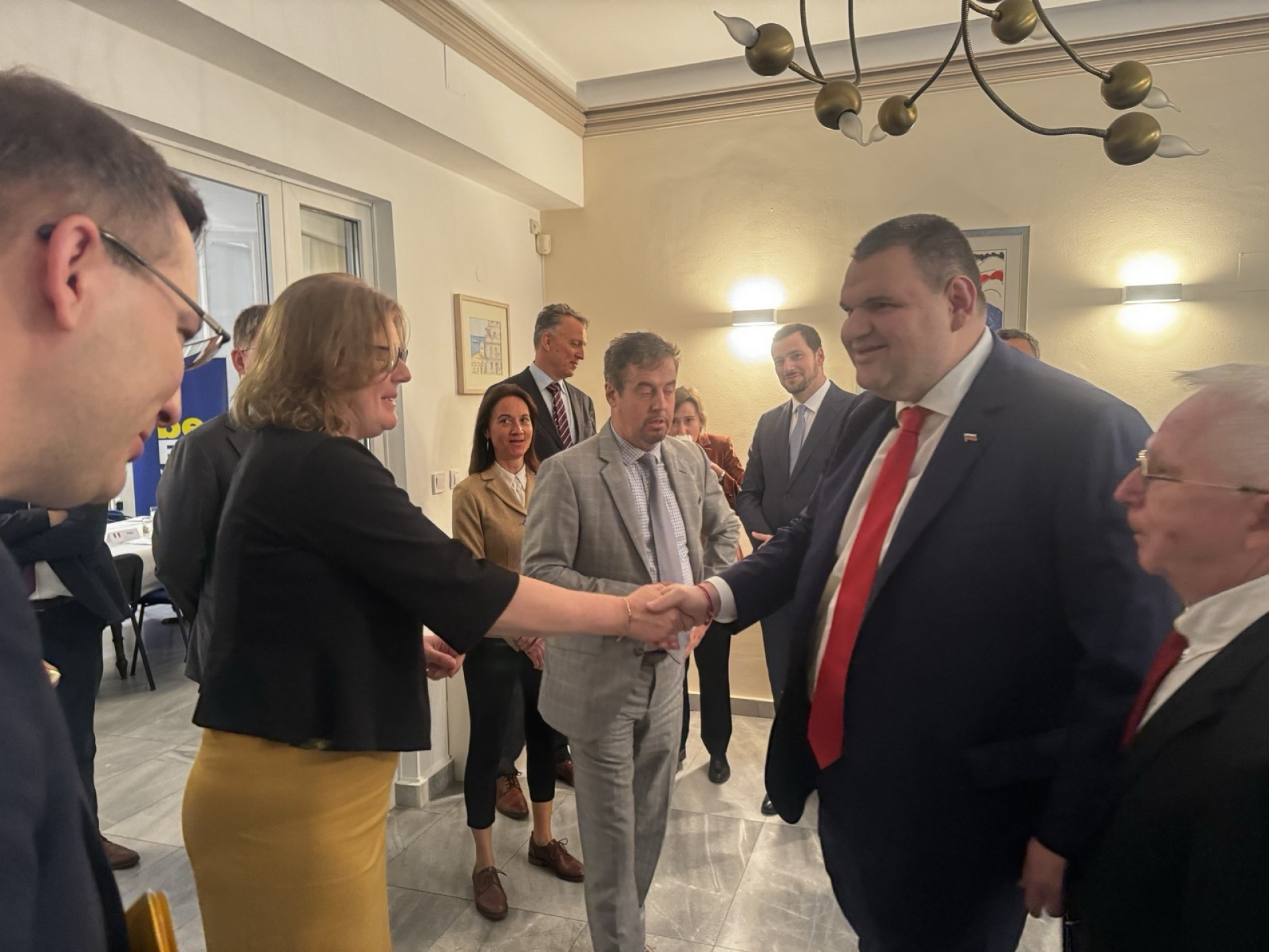 Посланиците на страните членки на ЕС се срещнаха в белгийската резиденция с делегация на ДПС, водена от председателя Делян Пеевски