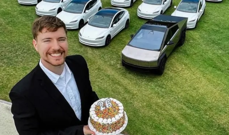 Уникално: Блогър ще раздаде безплатно в мрежата 26 коли Tesla СНИМКИ