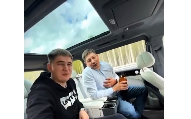 Вижте как шофьор включи автопилота и отиде на задната седалка да пие бира ВИДЕО