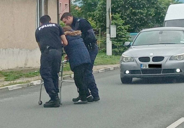 СНИМКА с полицаи и възрастна жена взриви мрежата 