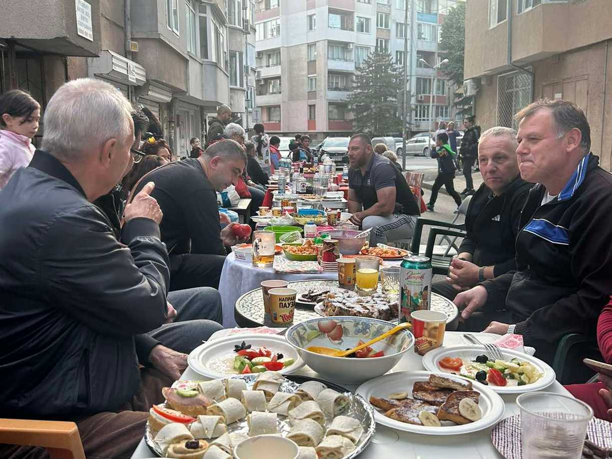 Чудо невиждано: Комшии си устроиха пиршество на улица в Бургас
