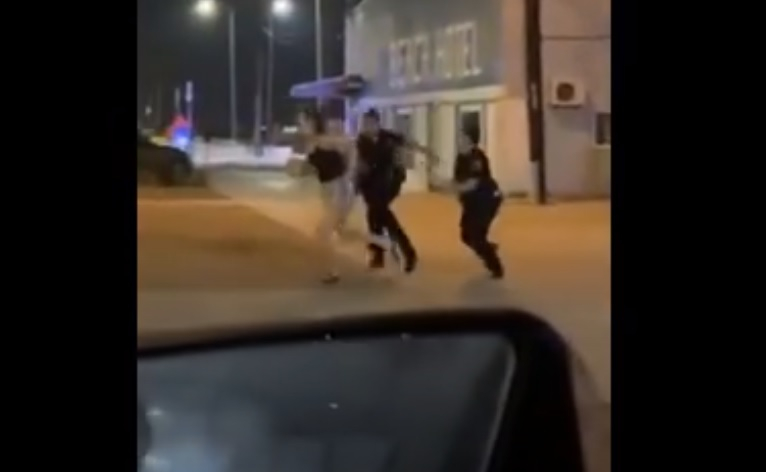 Пухкави полицайки подгониха девойка и разсмяха мрежата ВИДЕО