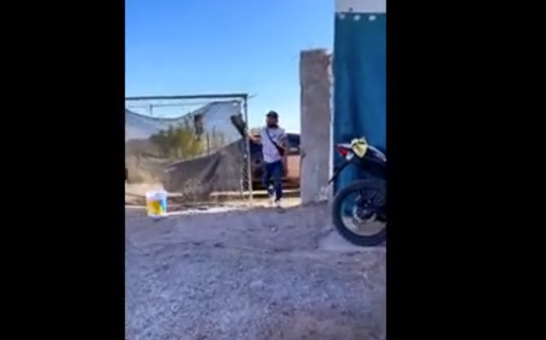 Вижте как строители дадоха брутален урок на своя началник ВИДЕО