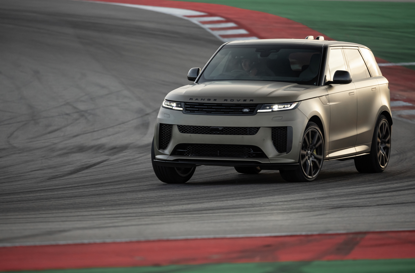 Спирачната ефективност на Range Rover Sport SV задава нови стандарти