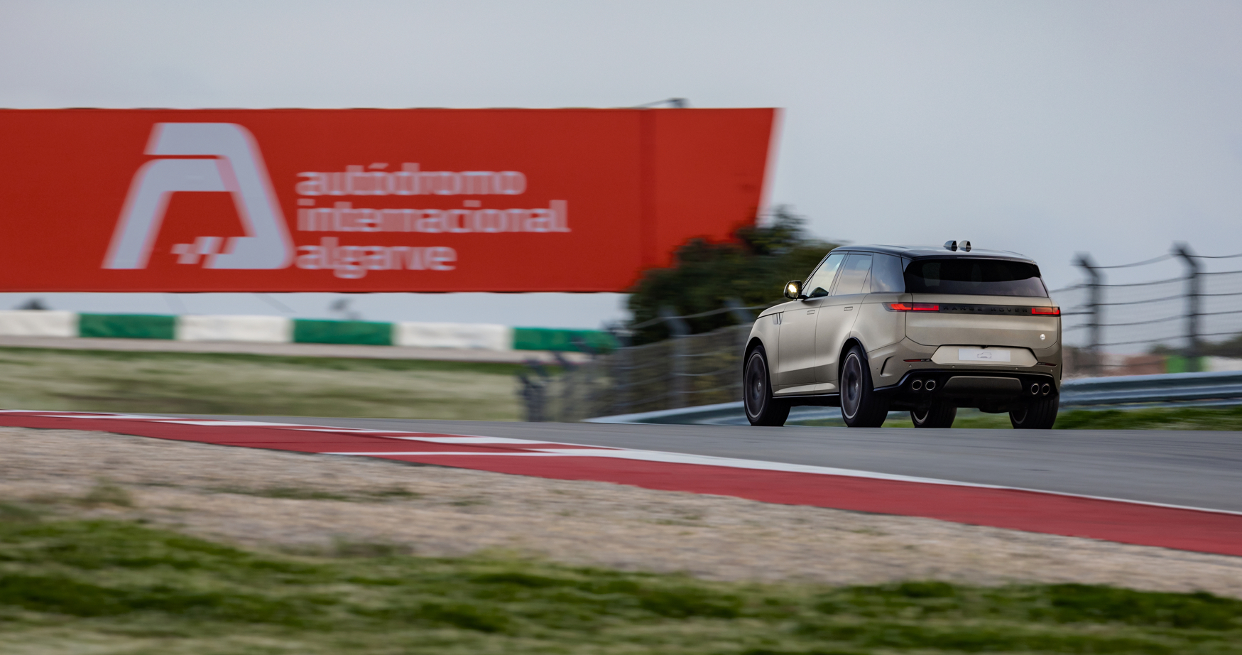 Спирачната ефективност на Range Rover Sport SV задава нови стандарти